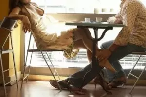 Флирт ногами под столом