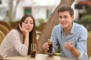 Мужчина смотрит на губы женщины при разговоре