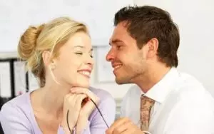 Мужчина смотрит на губы женщины при разговоре