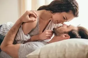 Как мужчина целует женщину если любит