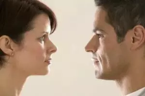 Женщина смотрит на мужчину долгим взглядом